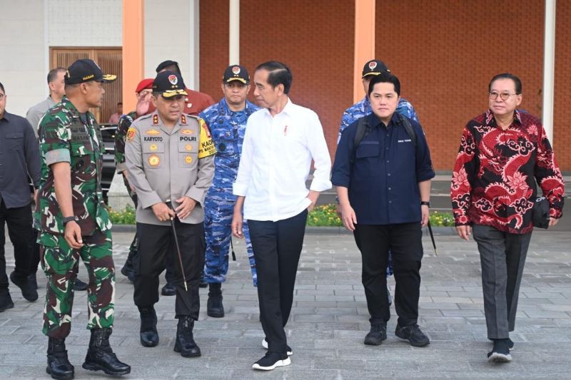 Presiden Joko Widodo saat akan bertolak ke IKN, Kalimantan Timur, dari Pangkalan TNI AU Halim Perdanakusuma, Jakarta pada Rabu, 17 Januari 2024. (SinPo.id/BPMI Setpres)