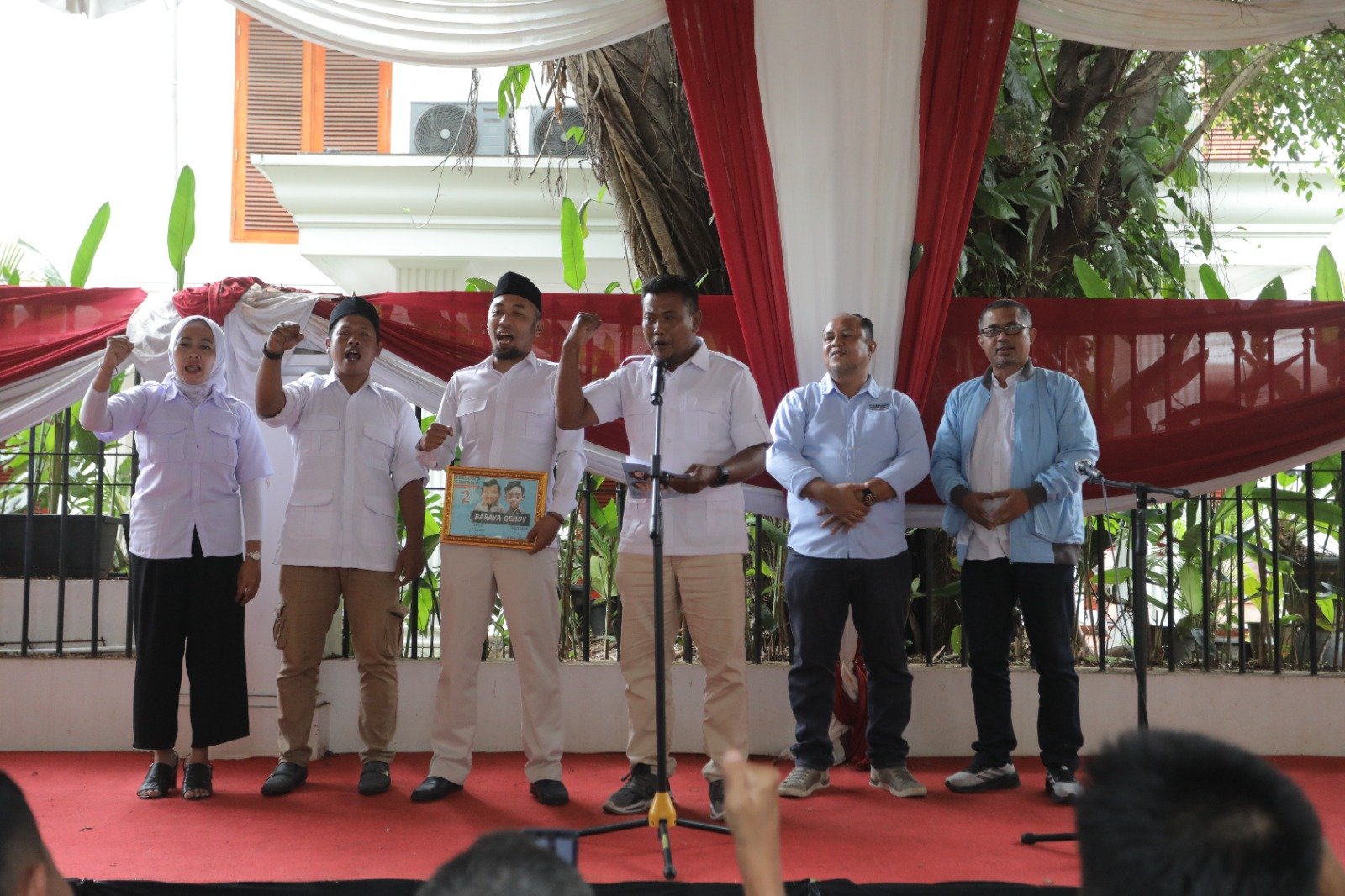 Relawan Baraya Gemoy mendeklarasikan dukungan ke Prabowo-Gibran. (SinPo.id/Sigit Nuryadin)