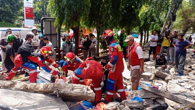 Evakuasi korban tertimpa tembok SPBU di Tebet, Jakarta. (SinPo.id/Dok. Sudin Gulkarmat Jaksel)