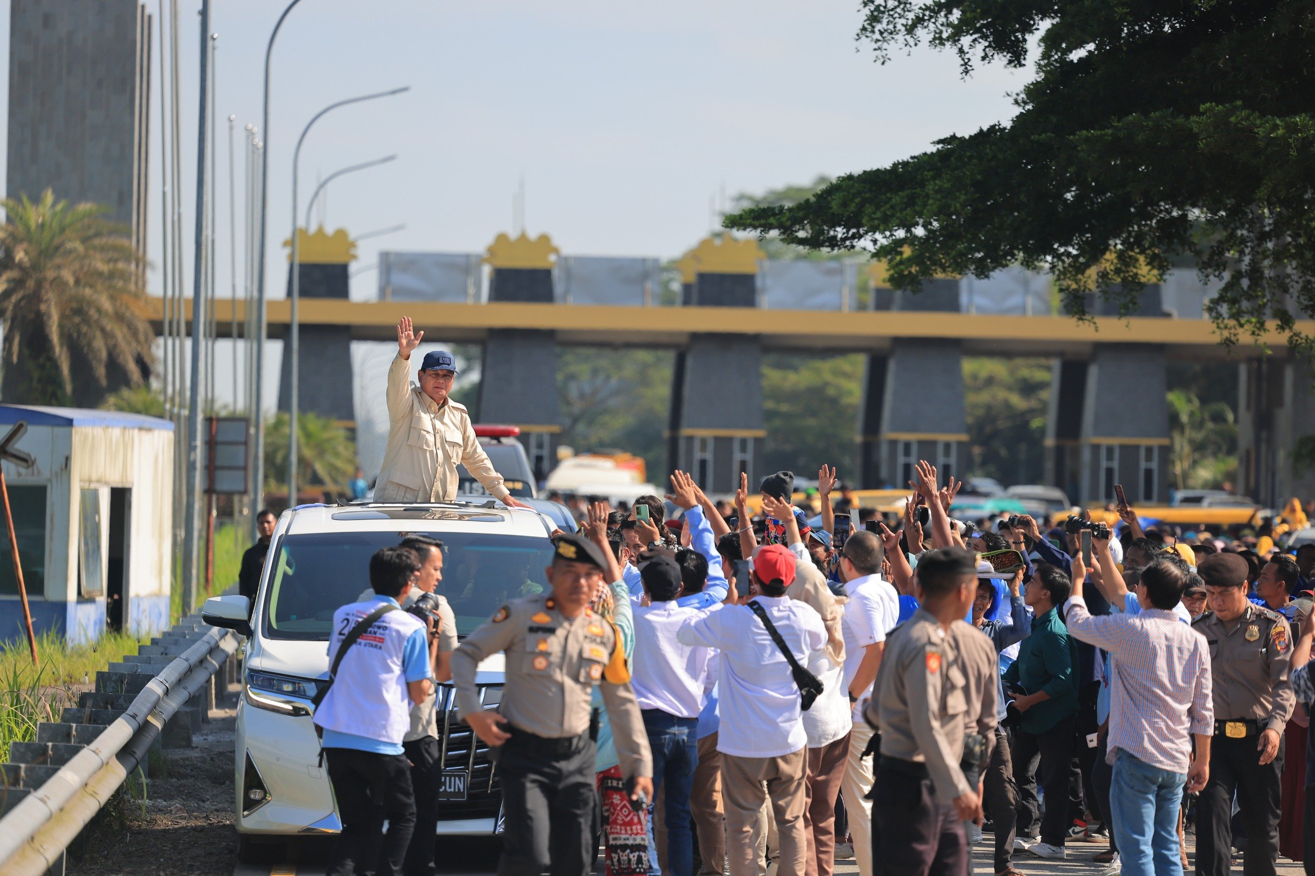 Prabowo lambaikan tangan ke para pendukungnya di Medan (Sinpo.id/Tim Media)