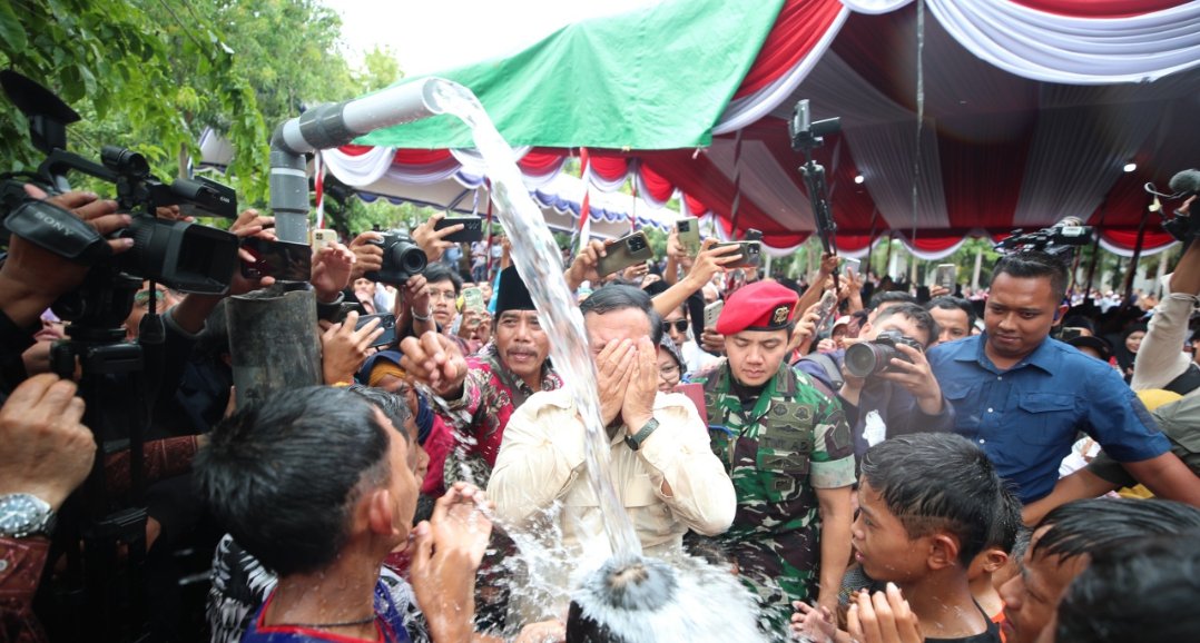 Prabowo Subianto saat resmikan titik air di Bangkalan (SinPo.id/ Tim Media)