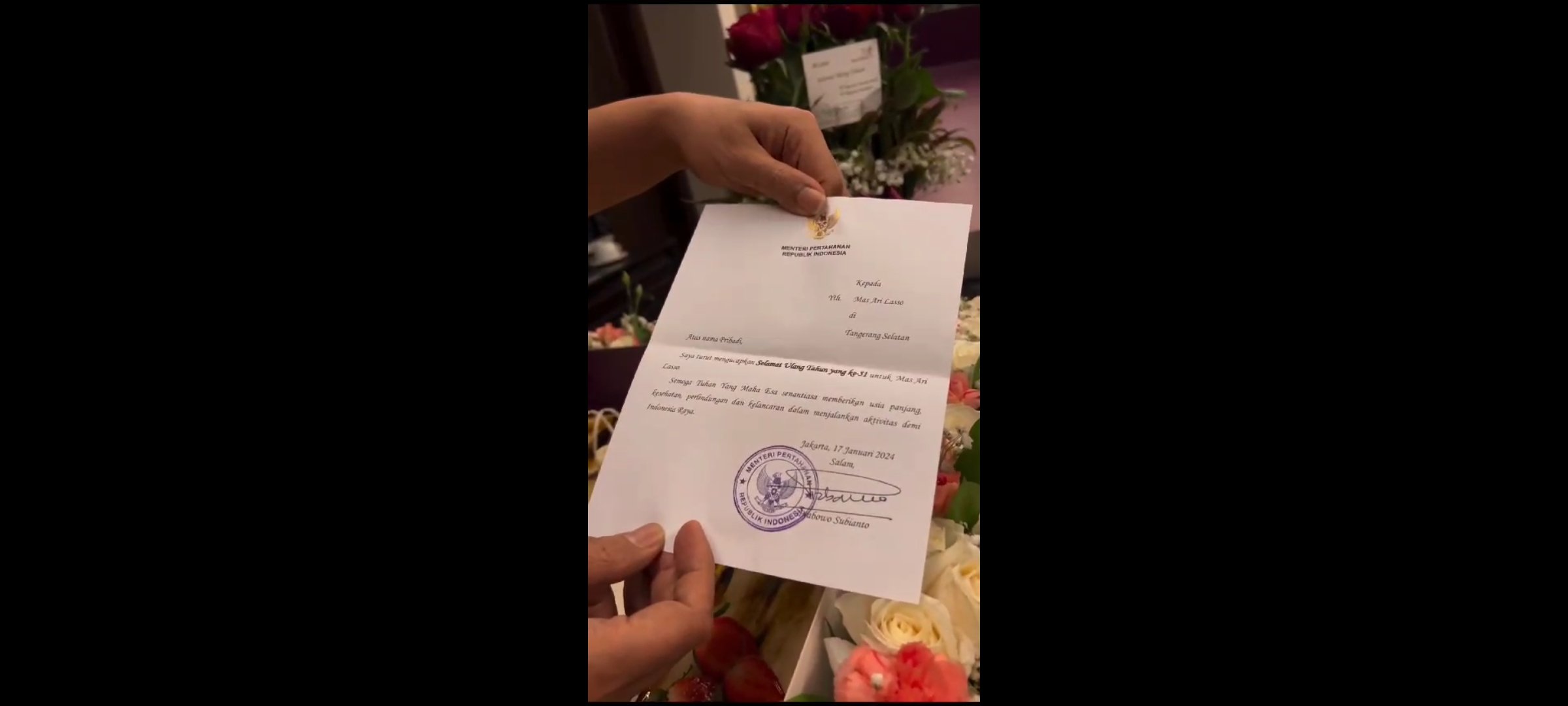 Ari Lasso tunjukkan surat ucapan selamat ulang tahun dari Menhan Prabowo (Sinpo.id/Ari Lasso)