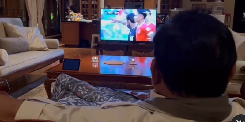 Prabowo sarungan di rumah saat nonton Indonesia vs Jepang (Sinpo.id/Instagram: @prabowo)