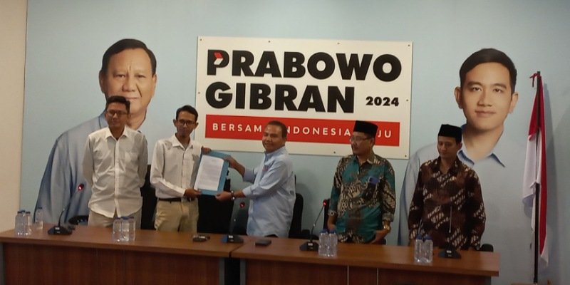 Penyerahan bukti dukungan dari mantan pendukung Anies-Muhaimin dan mantan pendukung Ganjar-Mahfud ke TKN Prabowo-Gibran (Sinpo.id)