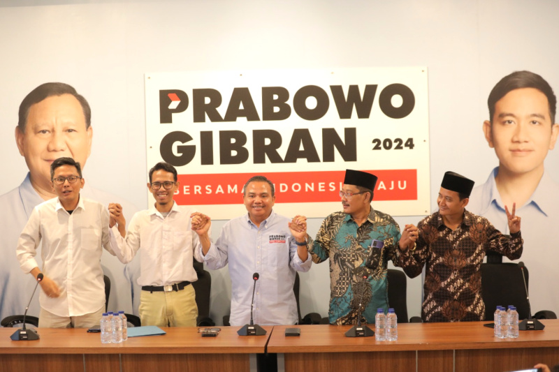 Relawan Anies dan Relawan Ganjar berakih mendukung paslon nomor urut 02 Prabowo-Gibran (Ashar/SinPo.id)
