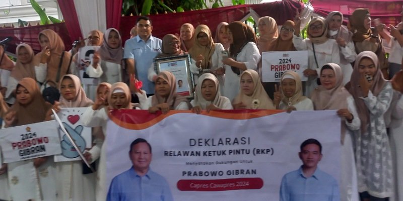 Para relawan RKP berfoto bersama di depan kediaman Prabowo di Jakarta (Sinpo.id)