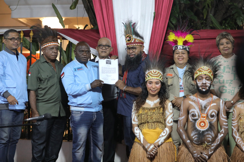 Masyarakat Papua yang tergabung dalam Papua Center Deklarasi mendukung paslon 02 Prabowo-Gibran di Pillres 2024 (Ashar/SinPo.id)