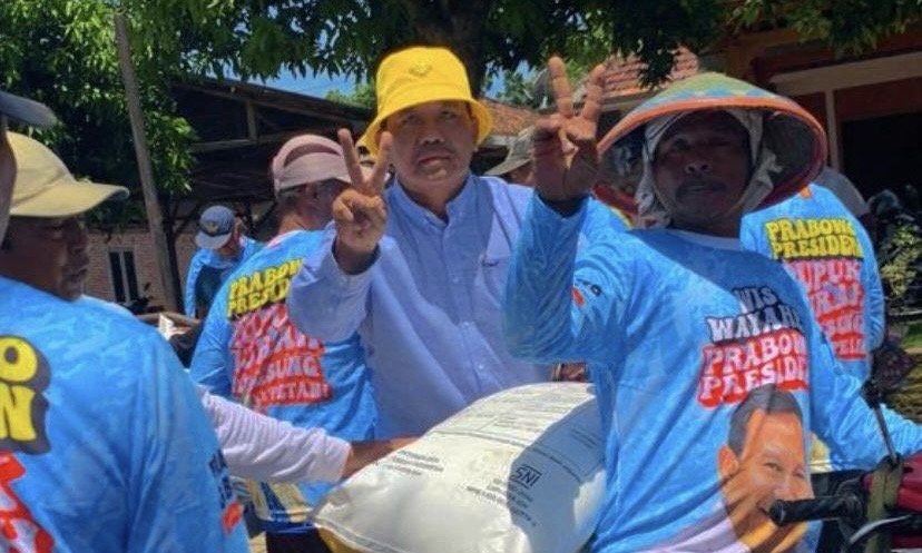 Relawan Prabowo Peduli Tani (RPPP) menjual pupuk murah kepada para petani di dua kecamatan Madiun, Jawa Timur untuk jenis pupuk Za Petrokimia. (SinPo.id/Tim Media)