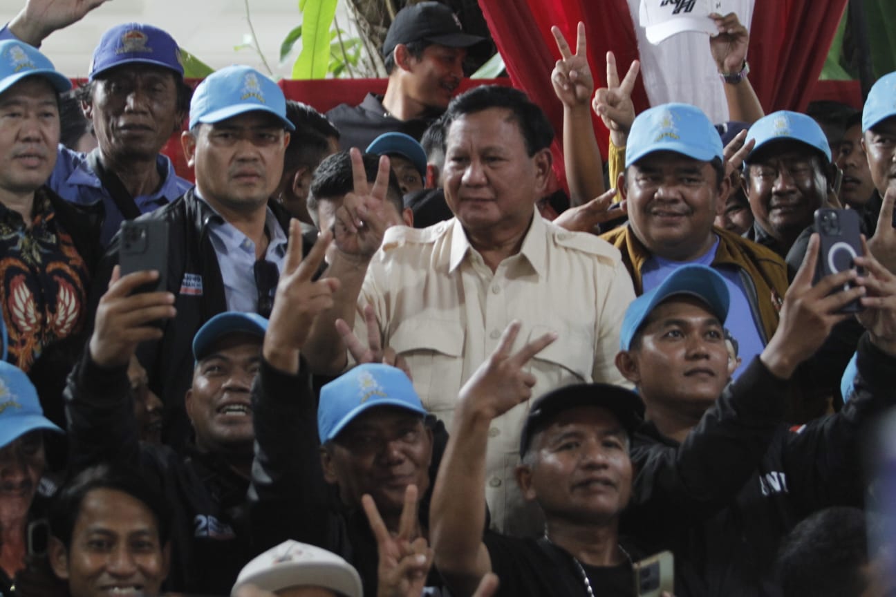 Prabowo pose 2 jari bersama para relawan SNI (Sinpo.id/Ashar)