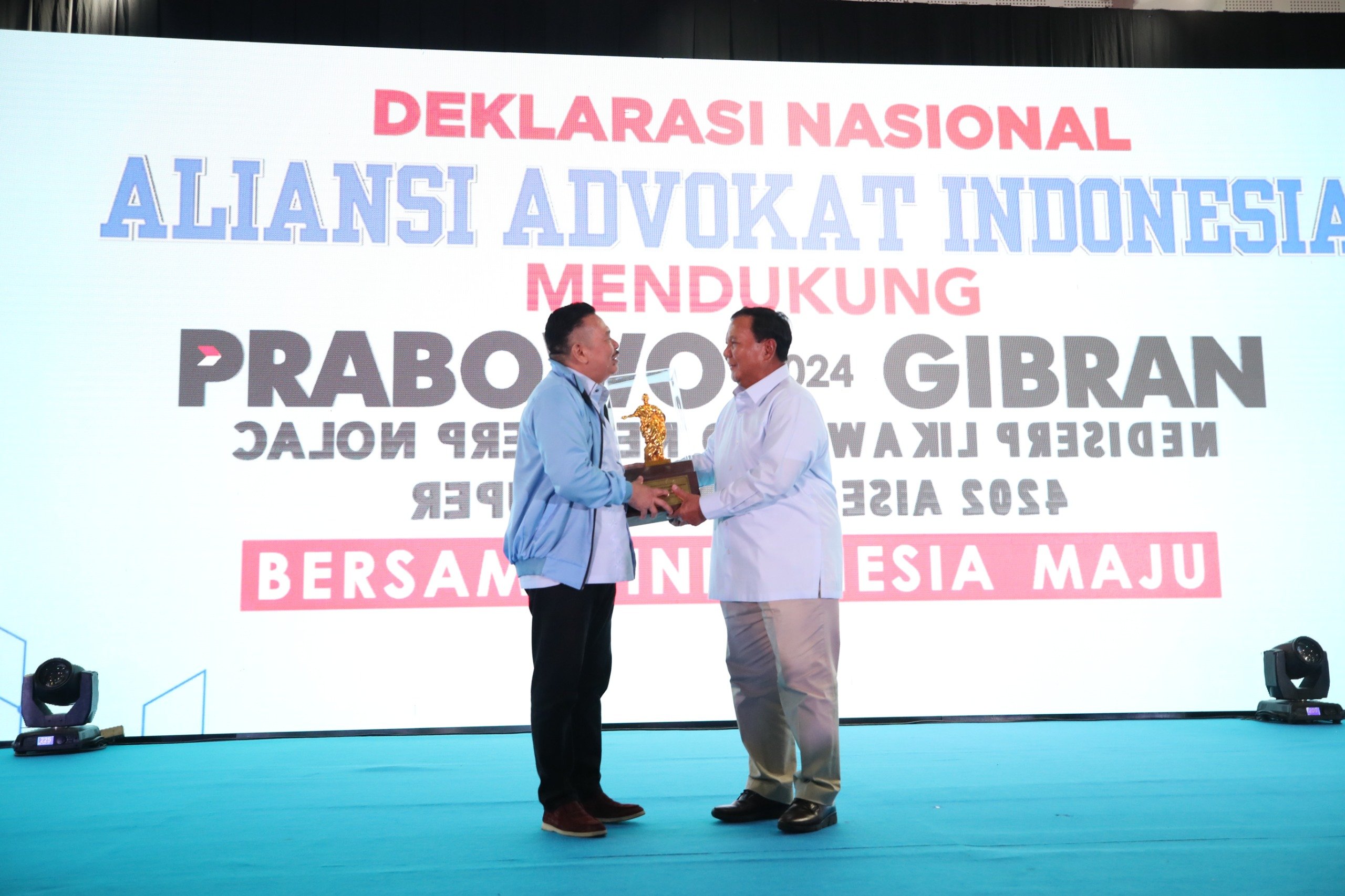 Capres nomor urut 2, Prabowo Subianto, menerima dukungan dari ribuan advokat yang tergabung dalam Aliansi Advokat Indonesia di Gedung Balai Kartini, Jakarta pada Jumat, 26 Januari 2024.