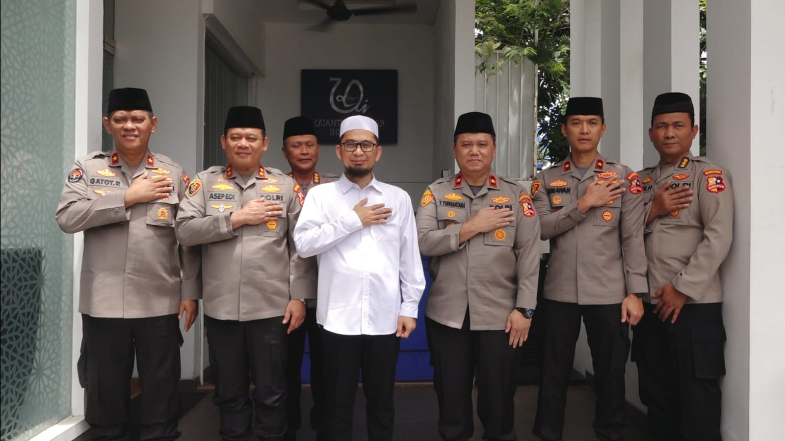 Kepala Operasi Nusantara Cooling System (Kaops NCS) Irjen Asep Edi Suheri saat bertemu Ustaz Adi Hidayat (UAH). (SinPo.id/Humas Polri)