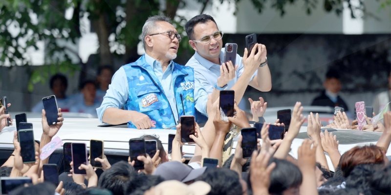 Ketua Umum Partai Amanat Nasional (PAN), Zulkifli Hasan, bersama Raffi Ahmad mengampanyekan Prabowo-Gibran di Lampung. (SinPo.id/Istimewa)