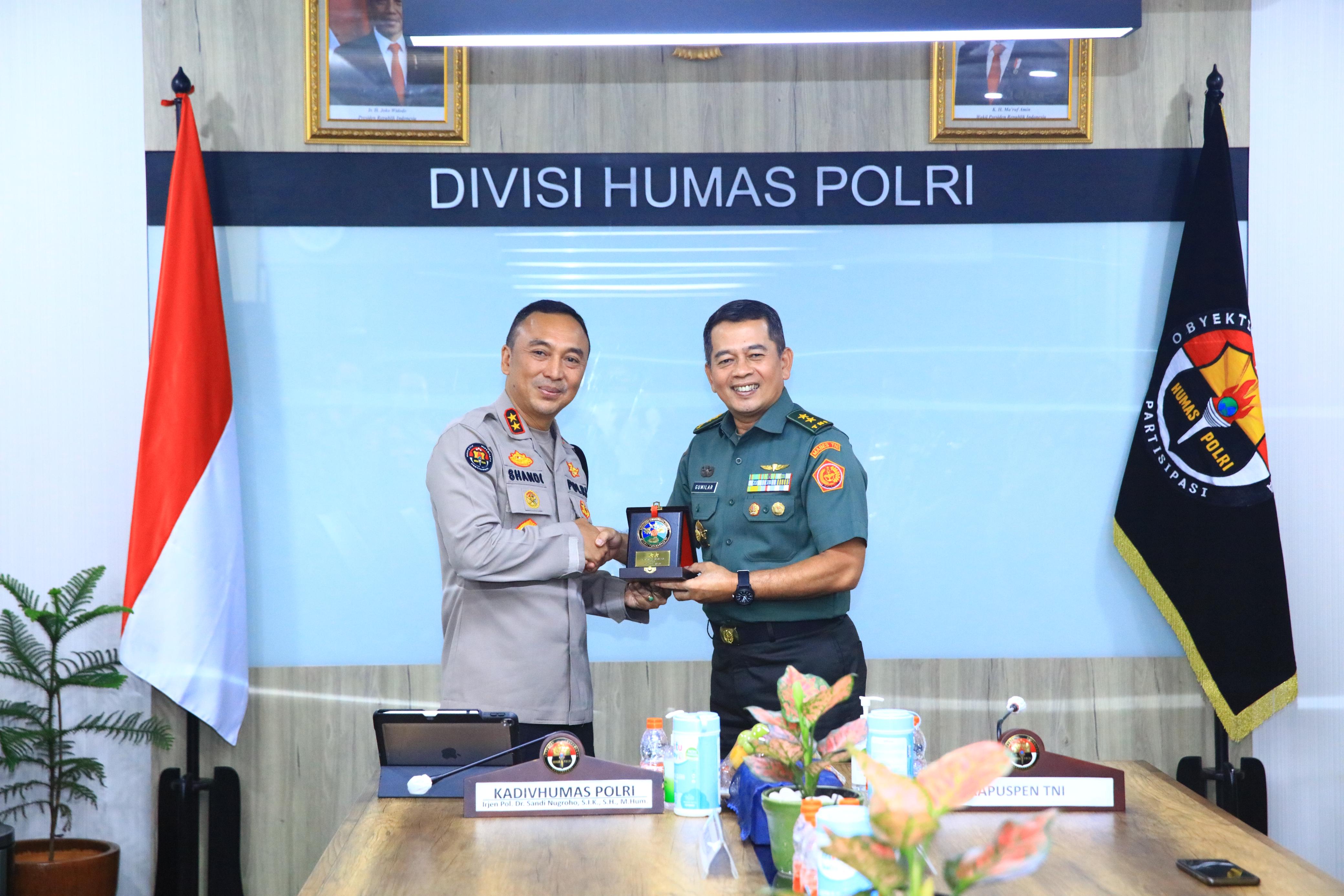 Polri Irjen Sandi Nugroho menerima kunjungan dari Kapuspen TNI Mayjen Nugraha Gumilar. (SinPo.id/Dok. Polri)