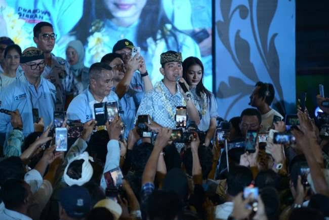 Gibran memberi sambutan kepada simpatisannya di Bali (Sinpo.id/Tim Media)
