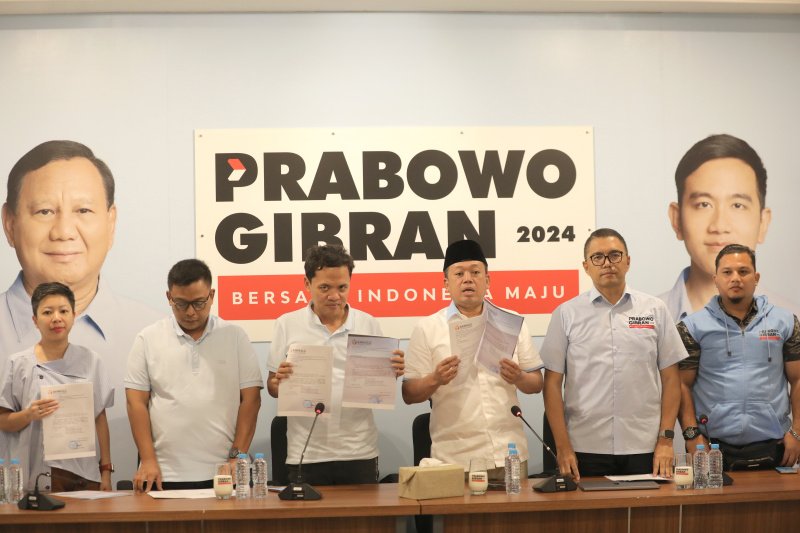 Sekretaris Tim Kampanye Nasional (TKN) Prabowo-Gibran, Nusron Wahid (ketiga dari kanan). (Ashar/SinPo.id)