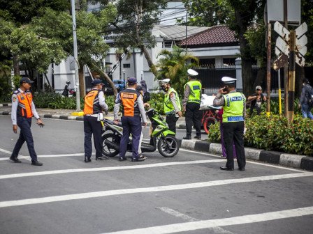 Polisi tindak pelawan arus di Jakarta (SinPo.id/Beritajakarta)