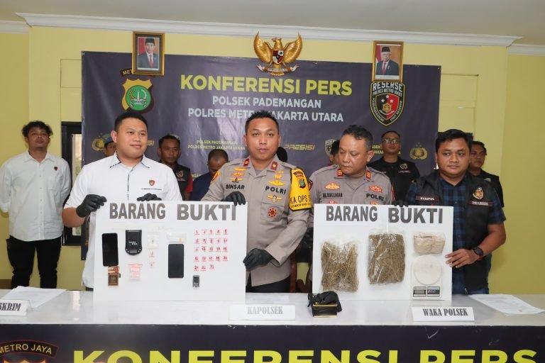 Ungkap kasus narkoba di Mapolsek Pademangan (SinPo.id/ Humas Polri)