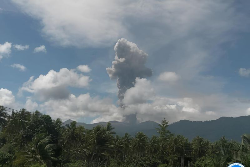 Kolom abu vulkanik membumbung keluar dari kawah Gunung Dukono yang berlokasi di Pulau Halmahera, Provinsi Maluku Utara. (SinPo.id/Dok. PVMBG)