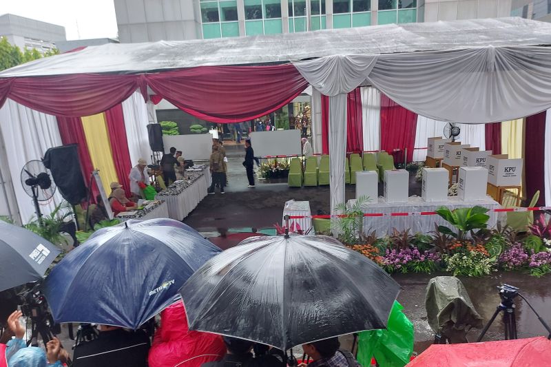 Hujan berintensitas ringan mengguyur TPS 10 Gambir l, Jakarta Pusat, yang menjadi lokasi penyaluran hak politik Presiden Jokowi dan Ibu Negara Iriana Jokowi pada Pemilu 2024. (SinPo.id/Antara)