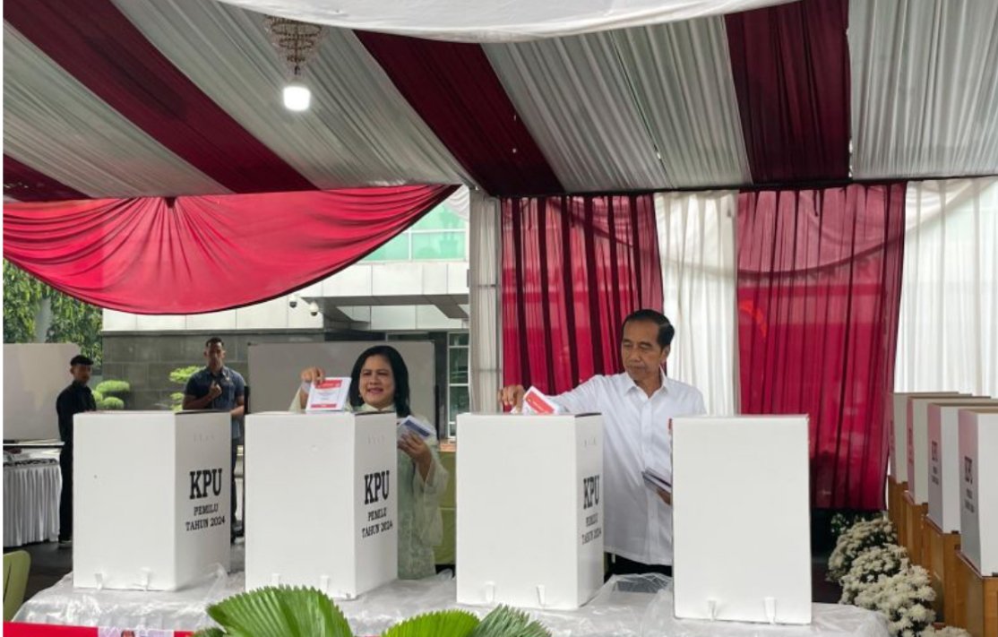 Presiden Joko Widodo (kanan) dan Iriana (kiri) memasukkan surat suara ke kotak suara usai melakukan pencoblosan di TPS 10 Gambir, Jakarta Pusat. (SinPo.id/Antara)