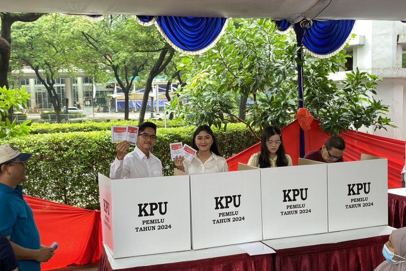 Ketua Umum PSI Kaesang Pangarep bersama istrinya, Erina Gudono, menunjukkan surat suara usai mencoblos di TPS 063, Jalan Apartemen Taman Rasuna. (SinPo.id/Antara)