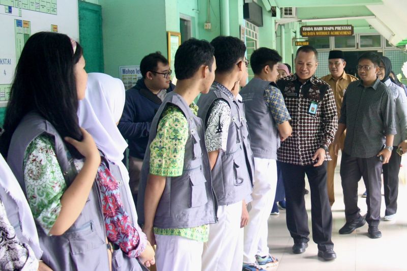Dirjen HAM Kemenkumham Dhahana Putra (dua kanan) bersalaman dengan pelajar SMAN 68 Jakarta di Jakarta pada Selasa, 23 Januari 2024. (SinPo.id/Dok. Humas Ditjen HAM Kemenkumham)