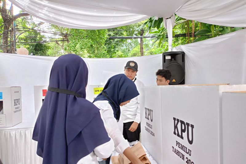 Petugas kelompok penyelenggara pemungutan suara tengah memberikan pelayanan di TPS 043 Jalan Purwakarta Nomor 2A RT08/RW 05, Menteng, Jakarta Pusat pada Sabtu, 24 Februari 2024. (SinPo.id/Antara)