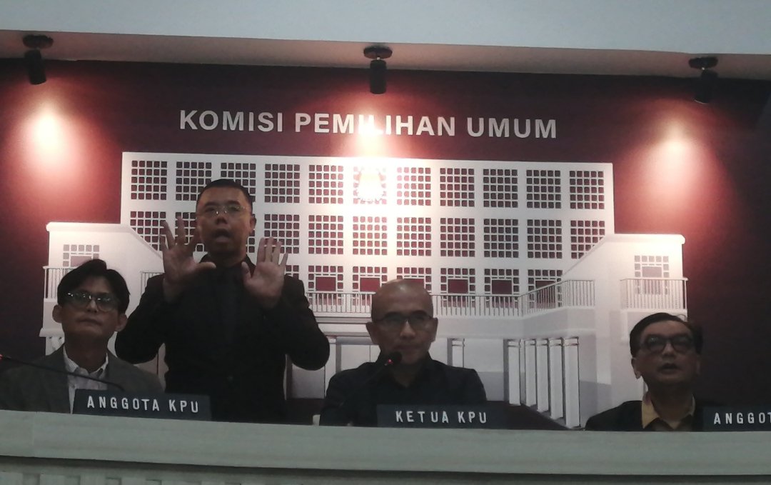 Ketua KPU RI Hasyim Asy'ari (tengah) (SinPo.id/Tio Pirnando)