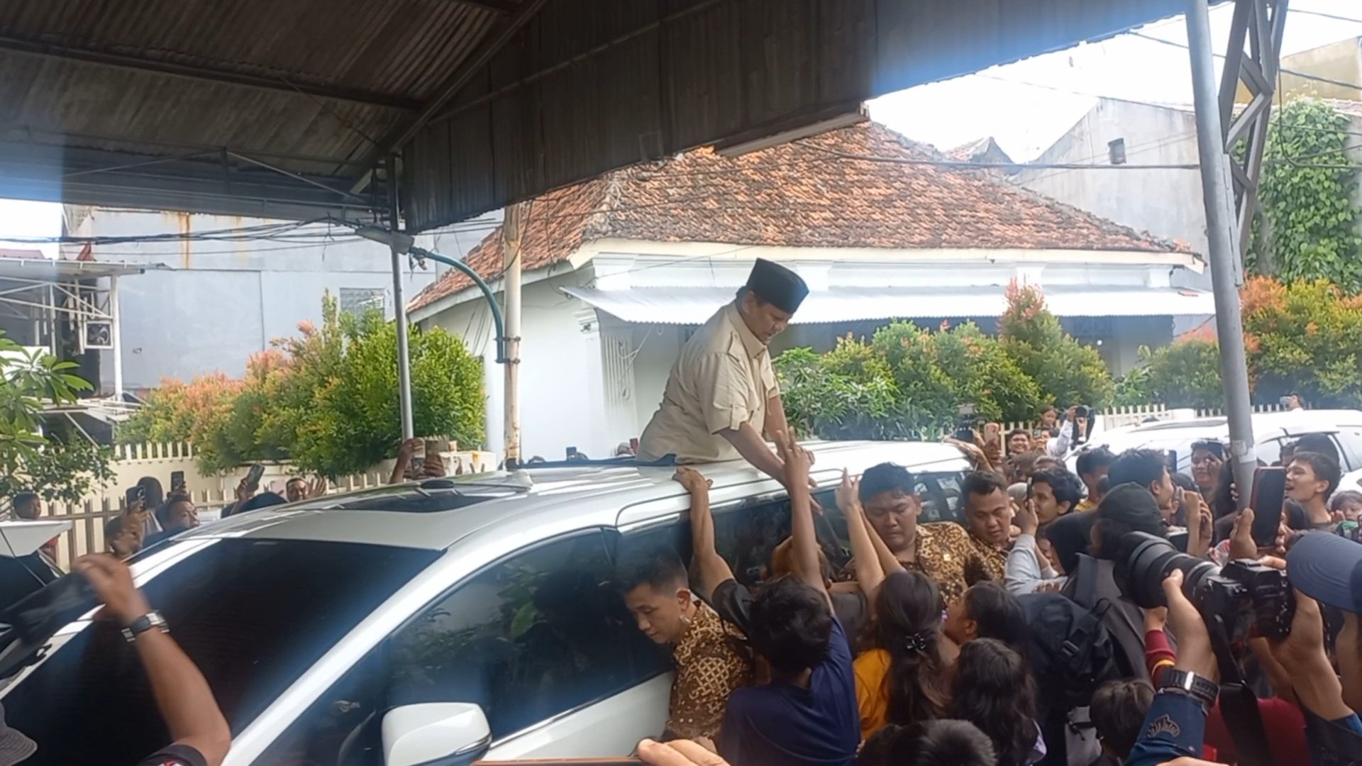 Prabowo disambut warga Kwitang saat berkunjung ke kediaman Habib Ali (Sinpo.id)