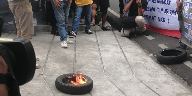 Massa bakar ban bekas di depan kantor ICW (Sinpo.id/Tio Pirnando)
