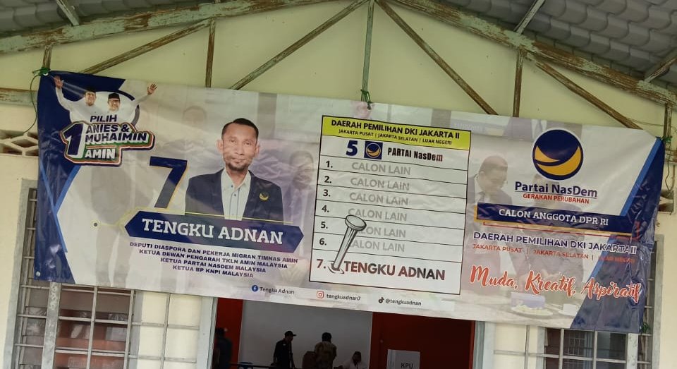 Spanduk Caleg Nasdem Tengku Adnan  di titik Kotak Suara Keliling 45 Malaysia (SinPo.id/ Dok. Migrant Care)