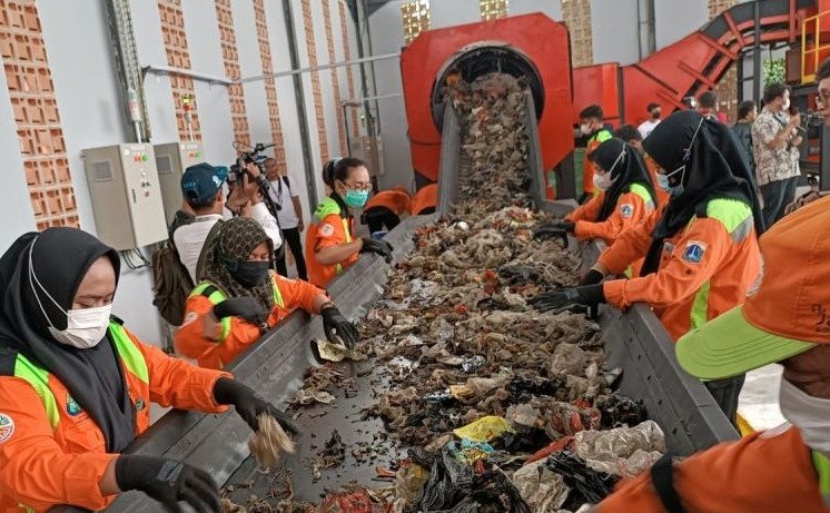 Sejumlah petugas memilah sampah yang akan diolah di TPS 3R yang berada di Pejaten Barat, Jakarta. (SinPo.id/Antara)