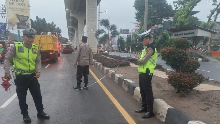 Aparat Polrestabes Palembang saat olah TKP laka lantas tewaskan pengemudi ojol dan penumpang. (SinPo.id/Dok. Polrestabes Palembang)