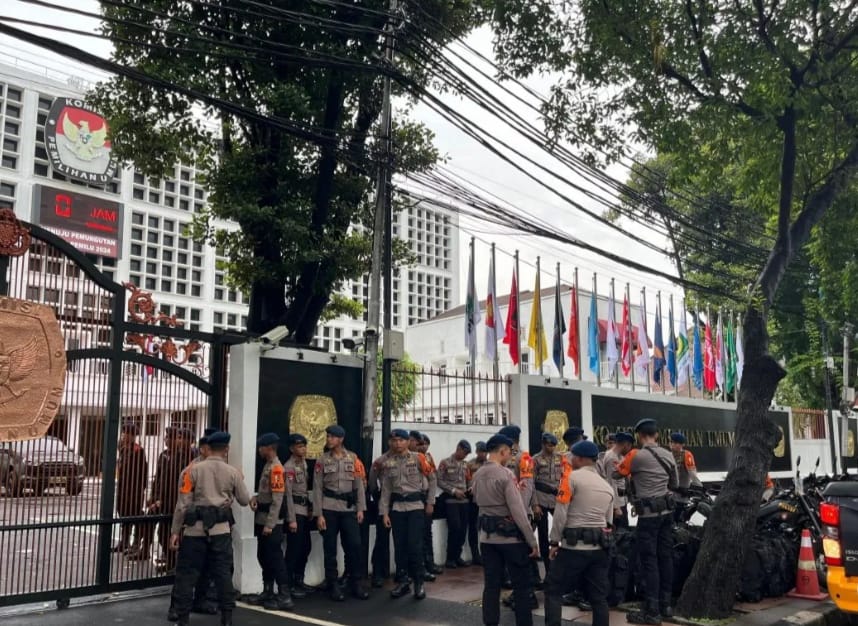 Polisi jaga kantor KPU di hari pemilihan umum (SinPo.id)
