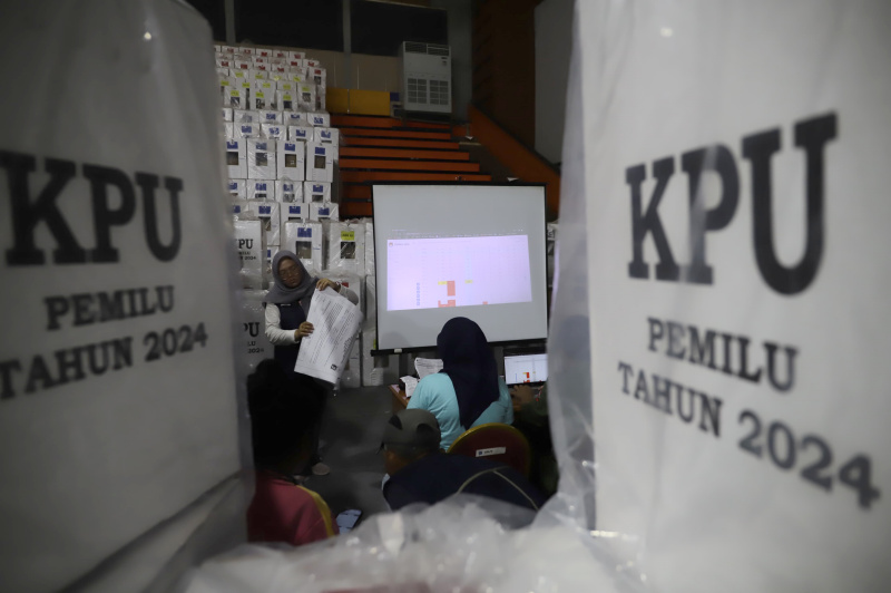 Petugas Panitia Pemilihan Kecamatan (PPK) Jatinegara sedang melakukan rekapitulasi suara tingkat Kecamatan di Gor Otista (Ashar/SinPo.id)