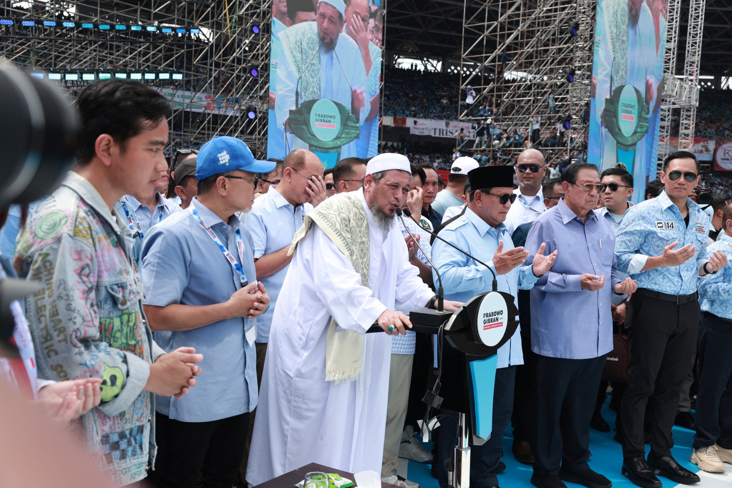 Doa bersama di acara Kampanye Akbar Prabowo-Gibran (Sinpo.id/Ashar)