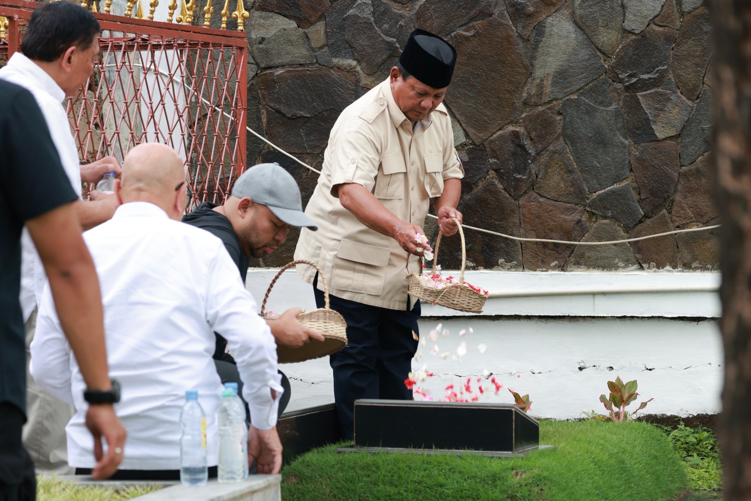 Prabowo ziarah ke makam ayahnya pasca pencoblosan (SinPo.id/TKN)