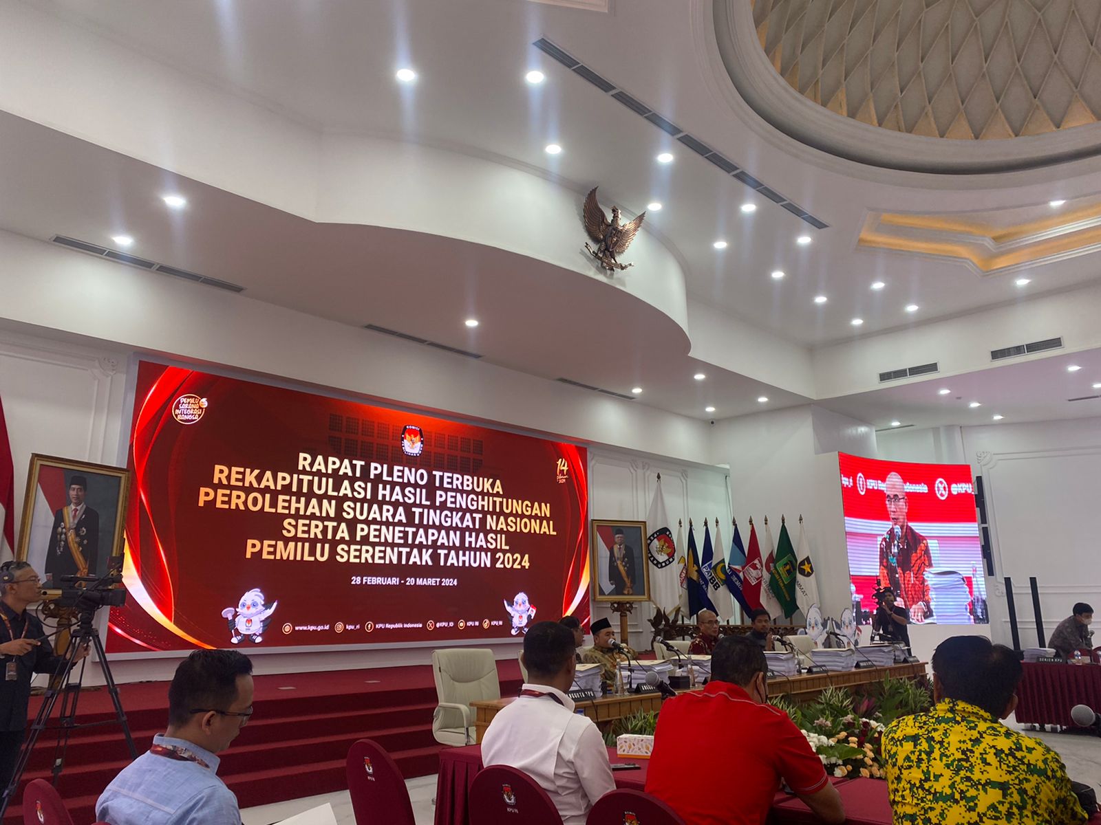 Rapat pleno terbuka rekapitulasi penghitungan suara di tingkat nasional 2024 di KPU (SinPo.id/Tio Pirnando)