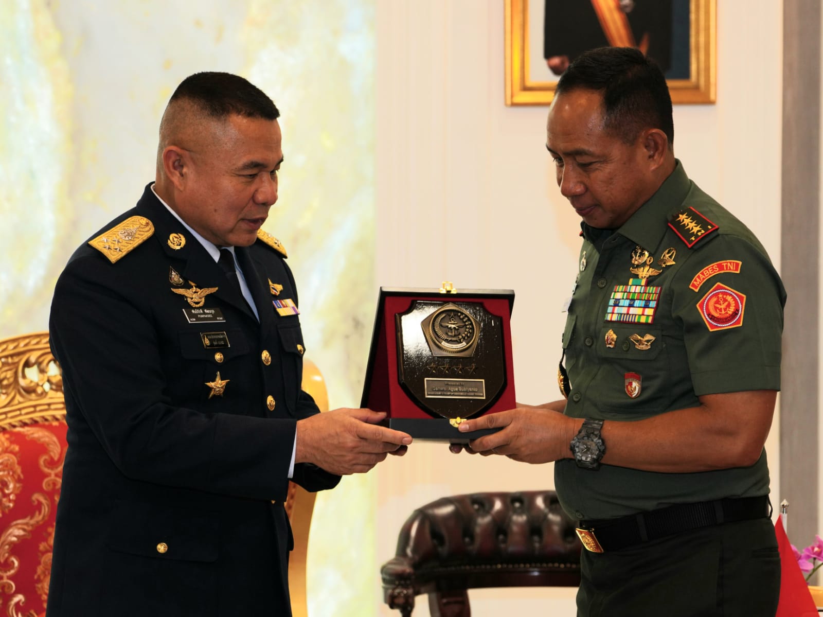 Panglima TNI Jenderal Agus Subiyanto bersam KSAU Thailand Punpakdee Pattanakul (SinPo.id/ Puspen TNI)