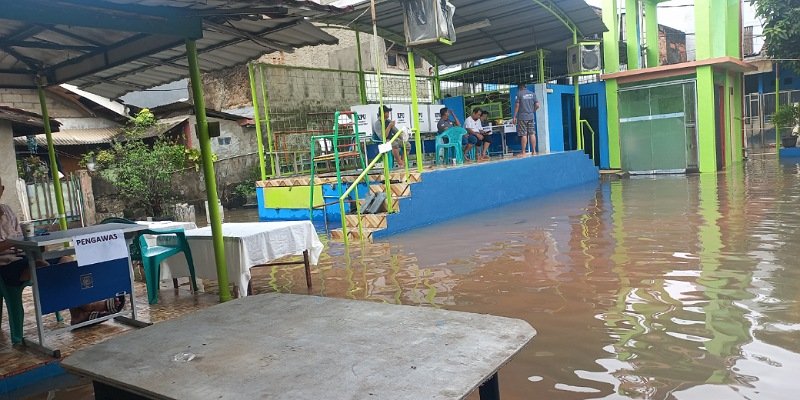 Kondisi TPS di Pondok Kacang Prima yang terendam banjir (Sinpo.id)