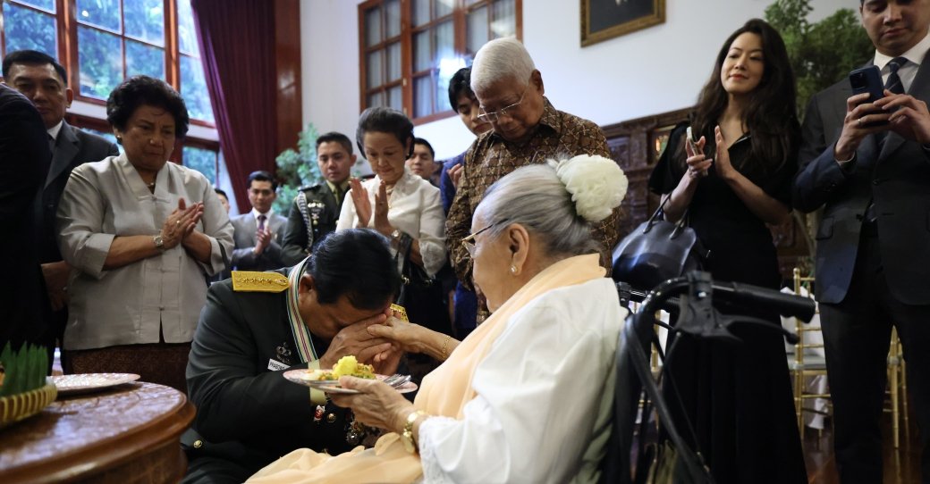 Menhan Prabowo Subianto saat sungkem ke Sukartini Djojohadikusumo (SinPo.id/ Tim Media Prabowo)