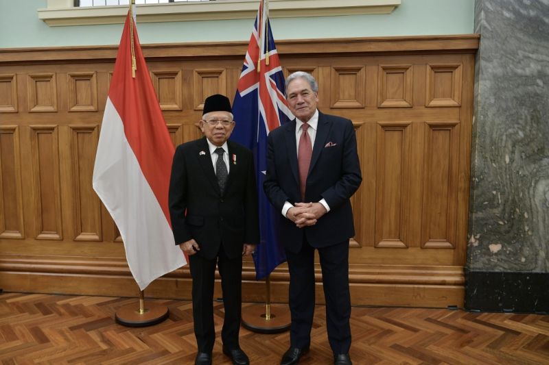 Ma'ruf Amin berpose dengan Wakil Perdana Menteri Selandia Baru Winston Peters. (SinPo.id/Dok. Setwapres)