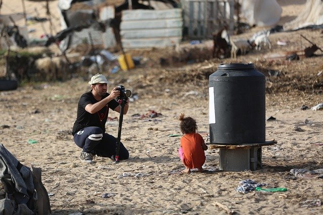 Seorang jurnalis sedang meliput kondisi di Gaza, Palestina (Pixabay.com/SinPo.id)