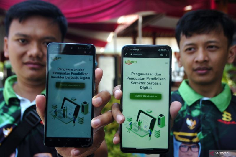 Warga menunjukkan aplikasi Sistem Bangun Karakter Terintegrasi (Sibakti) saat peluncuran di Kantor Dinas Pendidikan dan Kebudayaan (Dinas Dikbud) Kabupaten Tegal, Jawa Tengah. (SinPo.id/Antara)