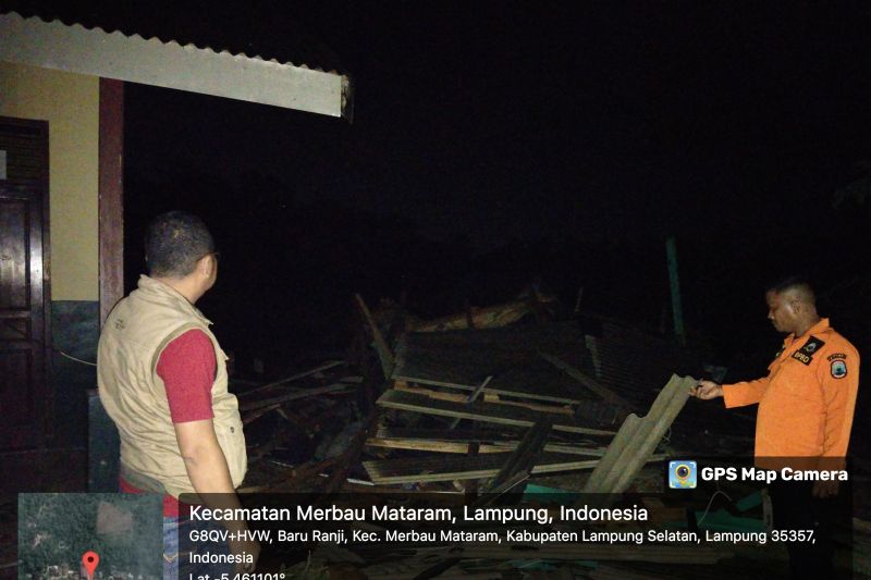 Suasana di lokasi bencana alam angin kencang di Desa Baru Ranji, Kecamatan Merbau Mataram, Kabupaten Lampung Selatan. (SinPo.id/BPBD Lampung Selatan)