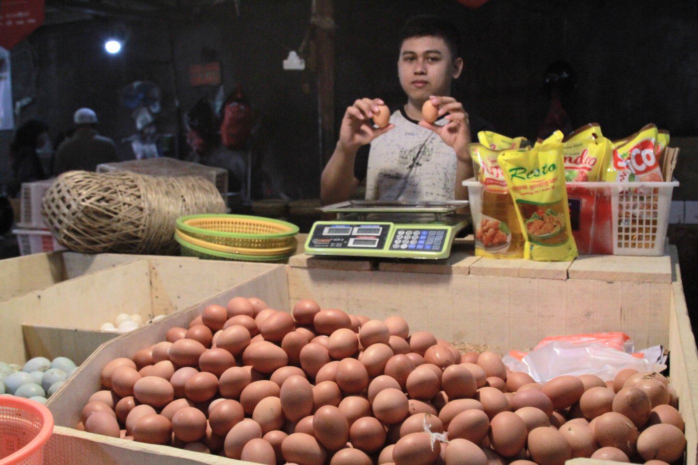 Pedagang telur ayam di Pasar Kebayoran Lama (SinPo.id/ Ashar)