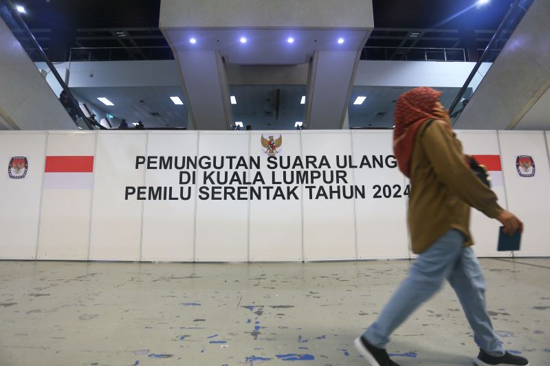 WNI menuju TPSLN untuk melakukan pemungutan suara ulang (PSU) Pemilu 2024 di World Trade Center, Kuala Lumpur. (SinPo.id/Antara)