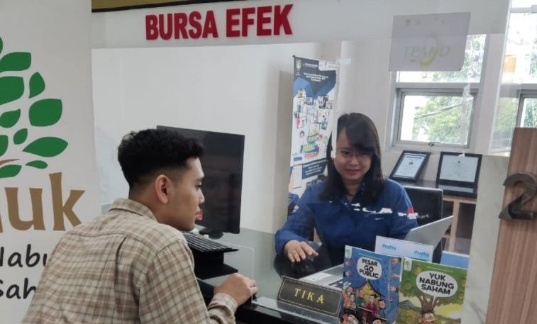 Salah satu warga mengunjungi Galeri Investasi MPP Kota Surakarta di Solo, Jawa Tengah. (SinPo.id/Antara)