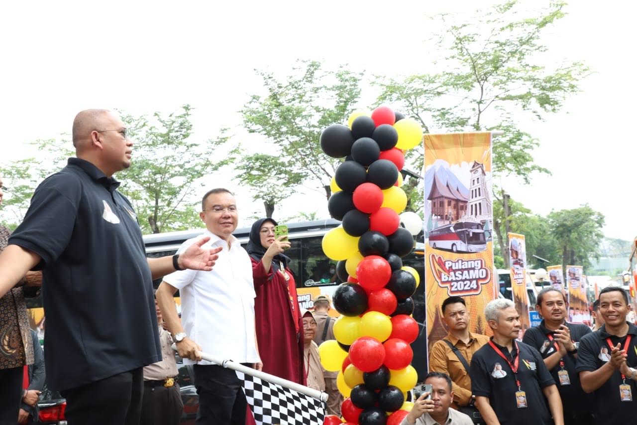Ketua Koordinator Strategis TKN Prabowo-Gibran Dasco dan Ketua TKD Sumatra Barat Prabowo-Gibran Andre Rosiade lepas 50 bus pemudik milik 'Pulang Basamo 2024'. (SinPo.id/Juven)