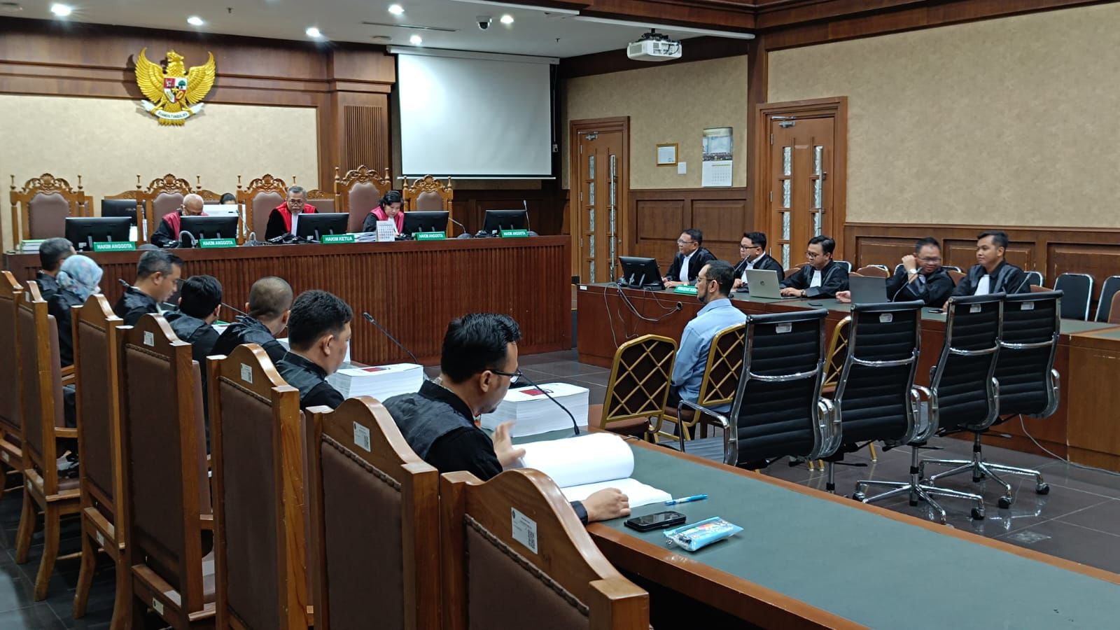 Mantan Kepala Kantor Bea dan Cukai Makassar, Sulawesi Selatan, Andhi Pramono dituntut 10 tahun 3 bulan pidana penjara dan denda sebesar Rp1 miliar subsider enam bulan kurungan. (SinPo.id/David)